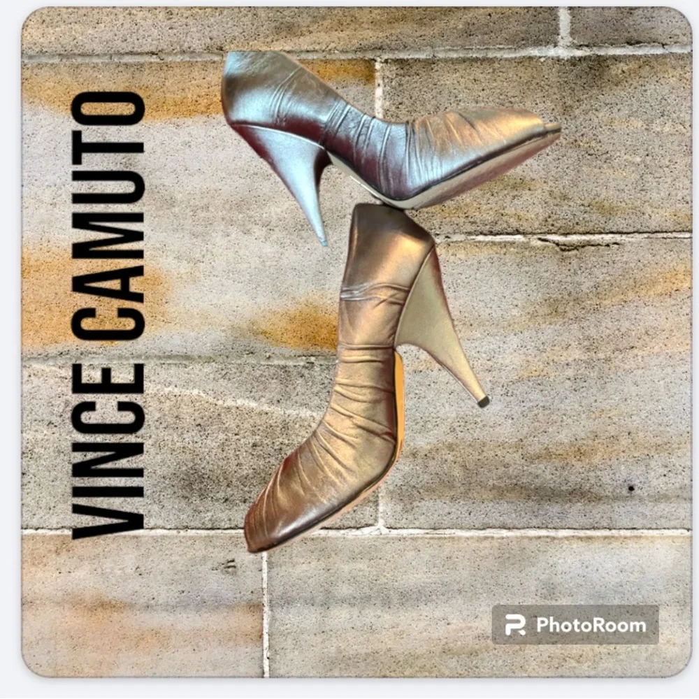 VINCE CAMUTO 👠SHE’S THE RIGHT SHOE FOR YOU Pewter Peep toe pump 6B Gently Worn